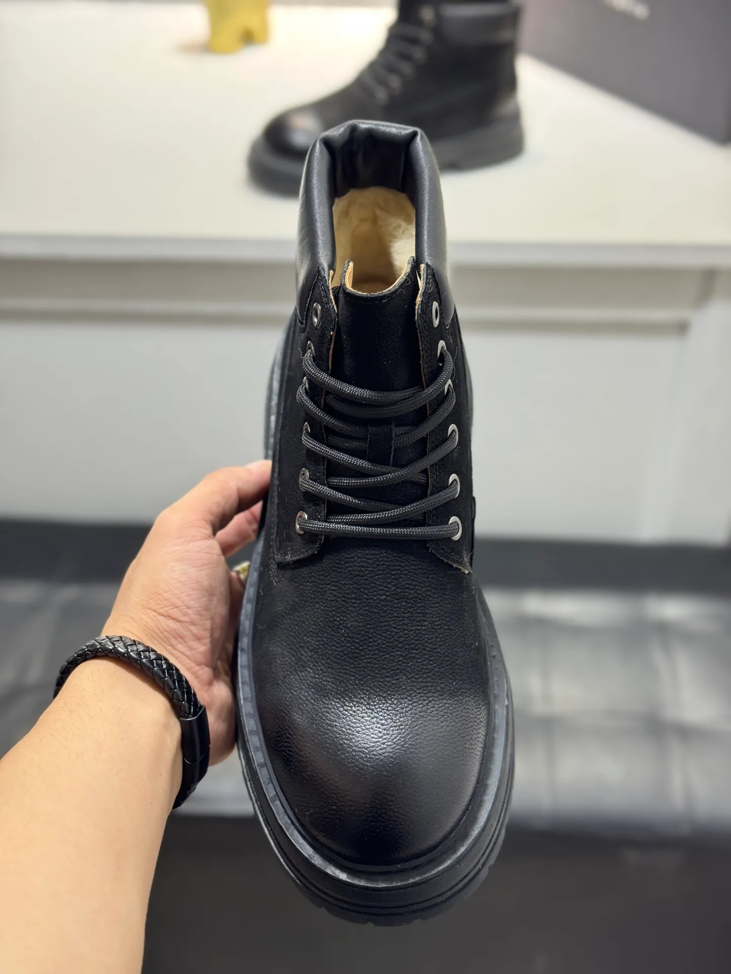 Men's men's shoes 💰660 [New style] 🦥🦥UGG - high-end quality 🔥Australian imported wool 🔥Full fur original single entry and exit counter without pressure, let you feel no replacement 💏The upper is made of first-layer cowhide 'all original Australian wool' Strict men's boots thick wool can be distinguished by the naked eye 💓Real wool keeps warm and does not smell like feet, warms the whole winter ✨Carefully crafted for those who know the goods🔥Size: 38-44 (45 customized